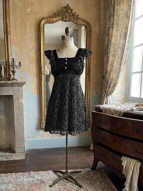 Yumi Black Lace Beige Brocade Empire Waist Tunic Dress. Size Medium.